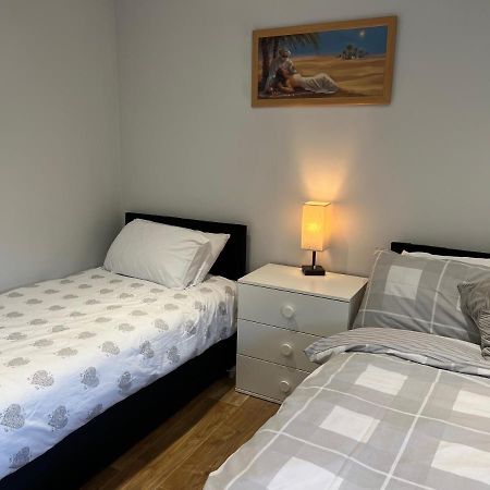 The Grande Residence - Close To Central London & Next To Northfield Tube Station Hanwell Екстер'єр фото