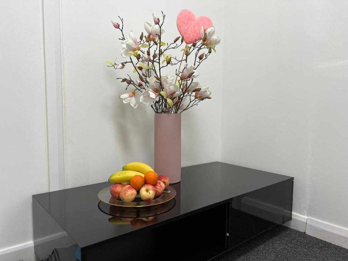 The Grande Residence - Close To Central London & Next To Northfield Tube Station Hanwell Екстер'єр фото