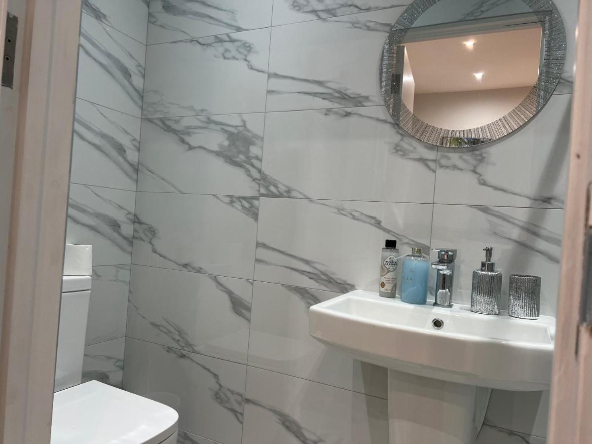 The Grande Residence - Close To Central London & Next To Northfield Tube Station Hanwell Екстер'єр фото